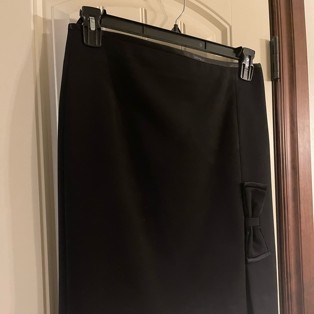 White House Black Market back zip bow detail skirt.